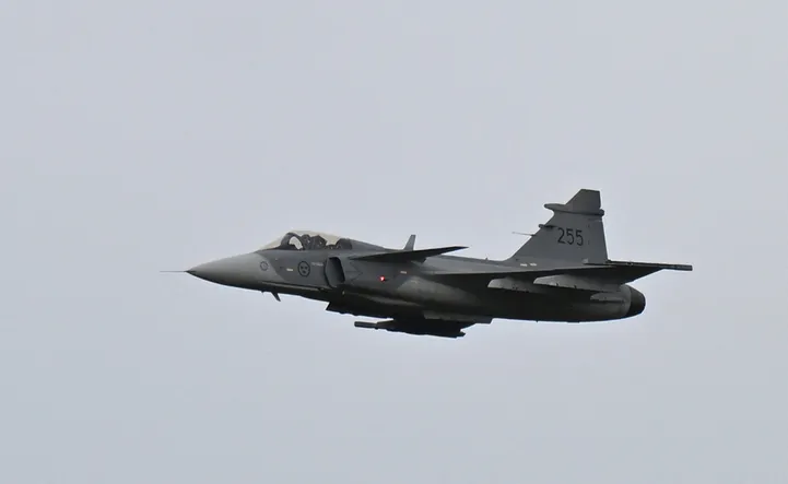 Hävitaja Gripen Linköpingi lennuvälja kohal.