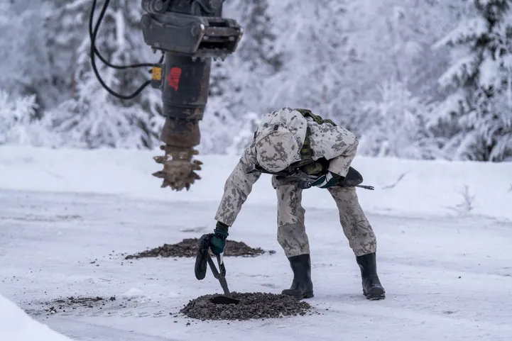 Soome kaitseväelane õppusel.
