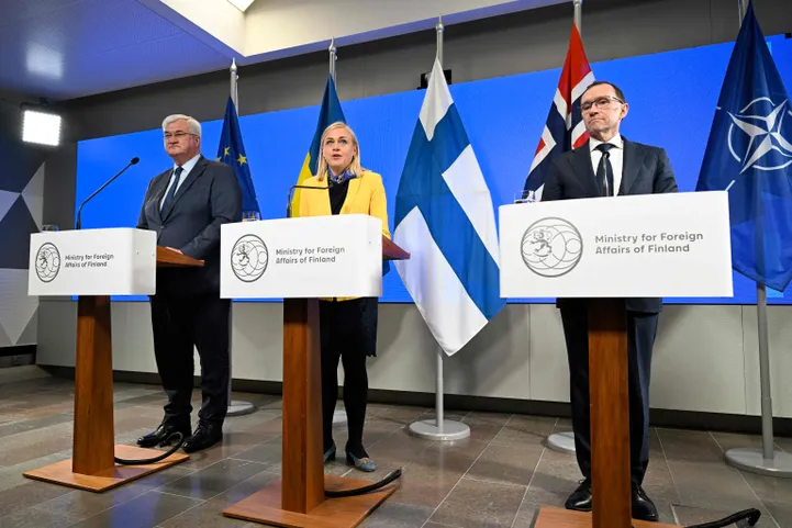 Ukraina välisminister Andri Sõbiha, Soome välisminister Elina Valtonen ja Norra välisminister Espen Barth Eide täna Helsingis.