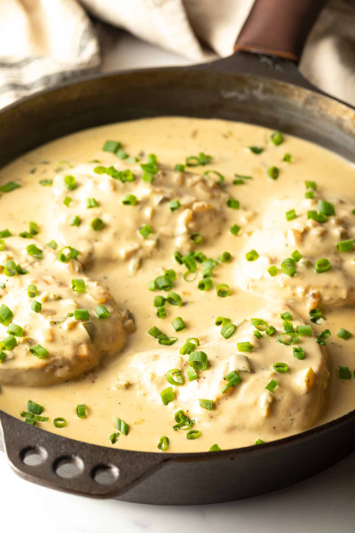 Must pann, mis on täidetud kreemja jalapeno kana retseptiga.