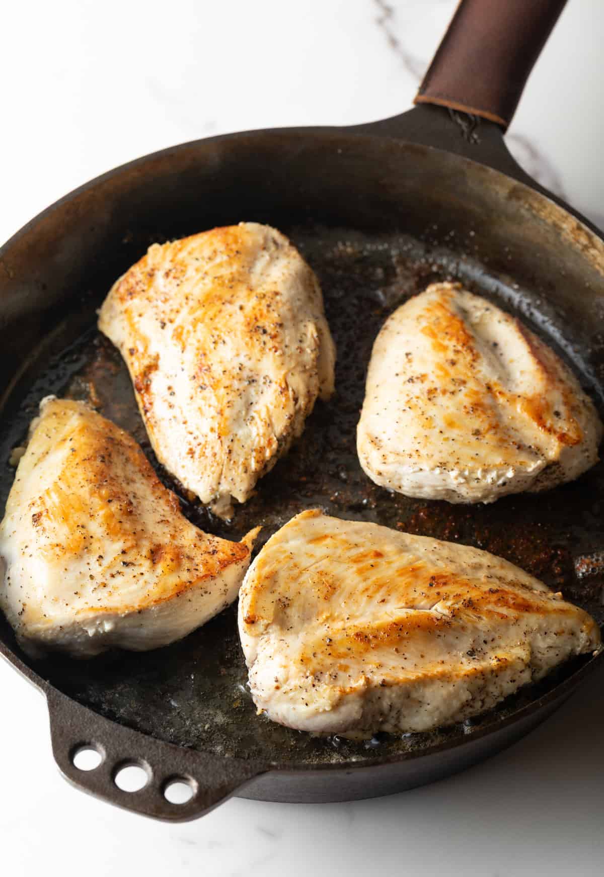 Mustal pannil pruunistatakse nelja kanarinda.