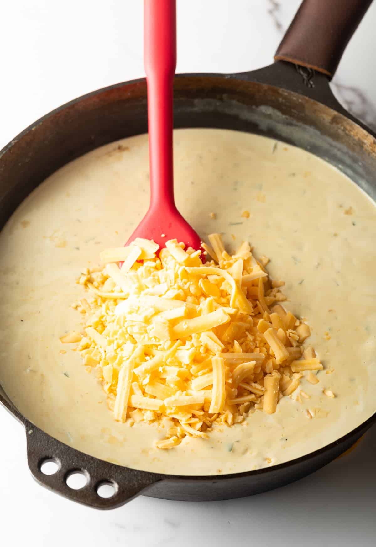 Jalapeno kana jaoks segatakse riivitud cheddarit kreemisegu hulka.